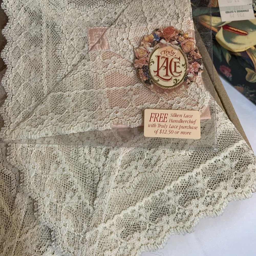 Truly Lace By Coty Powder Puffs Lace Hanky Unused- In John‎ Grossman Floral Box